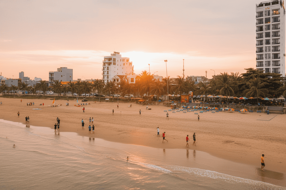 Những bãi biển công cộng, gần trung tâm, có bãi cát rộng thường là nơi tổ chức nhiều môn thể thao biển thú vị.